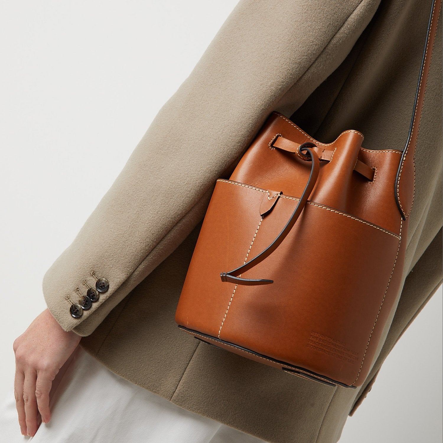 「Return to Nature」バケットバッグ スモール -

                  
                    Compostable Leather in Tan -
                  

                  Anya Hindmarch JP
