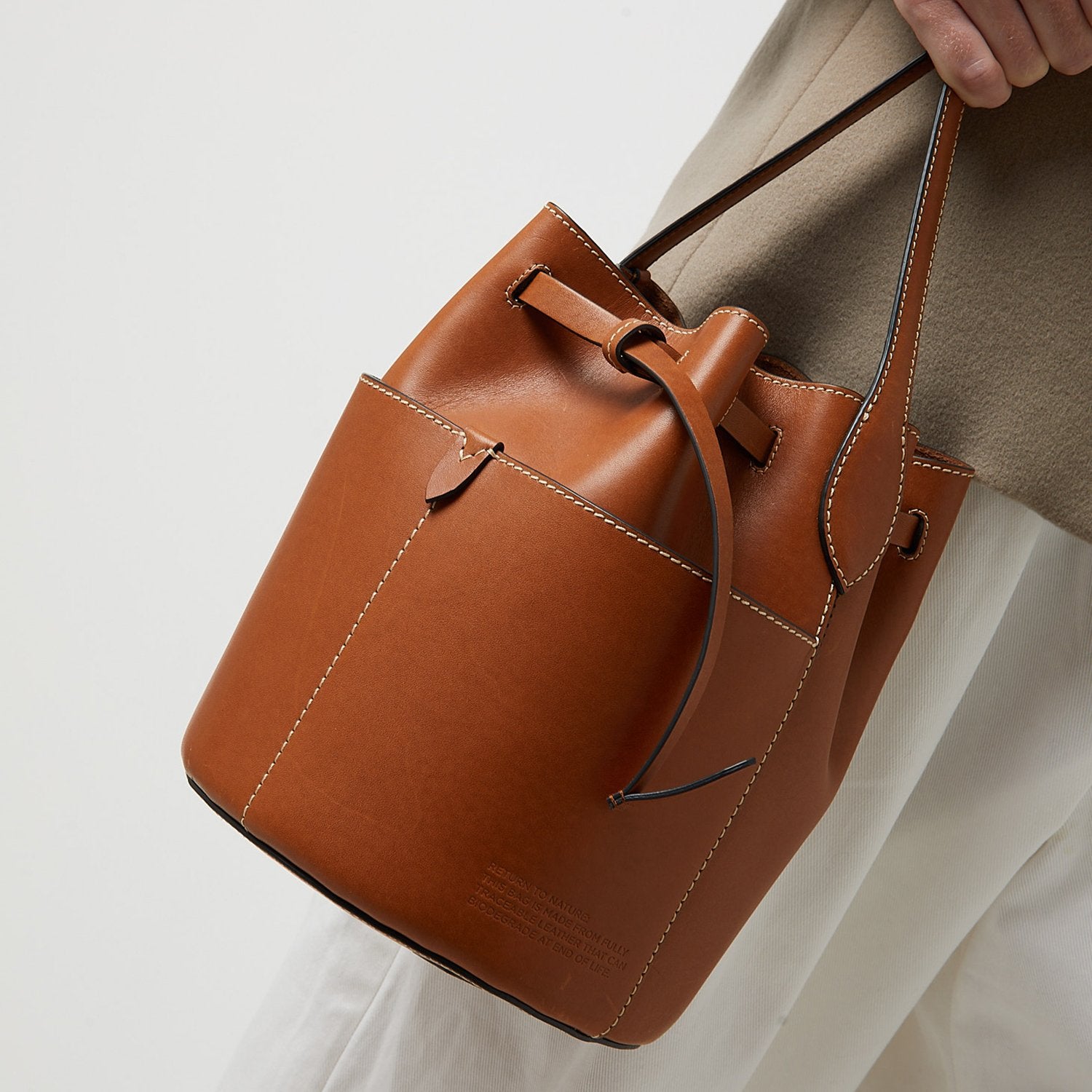 「Return to Nature」バケットバッグ スモール -

                  
                    Compostable Leather in Tan -
                  

                  Anya Hindmarch JP
