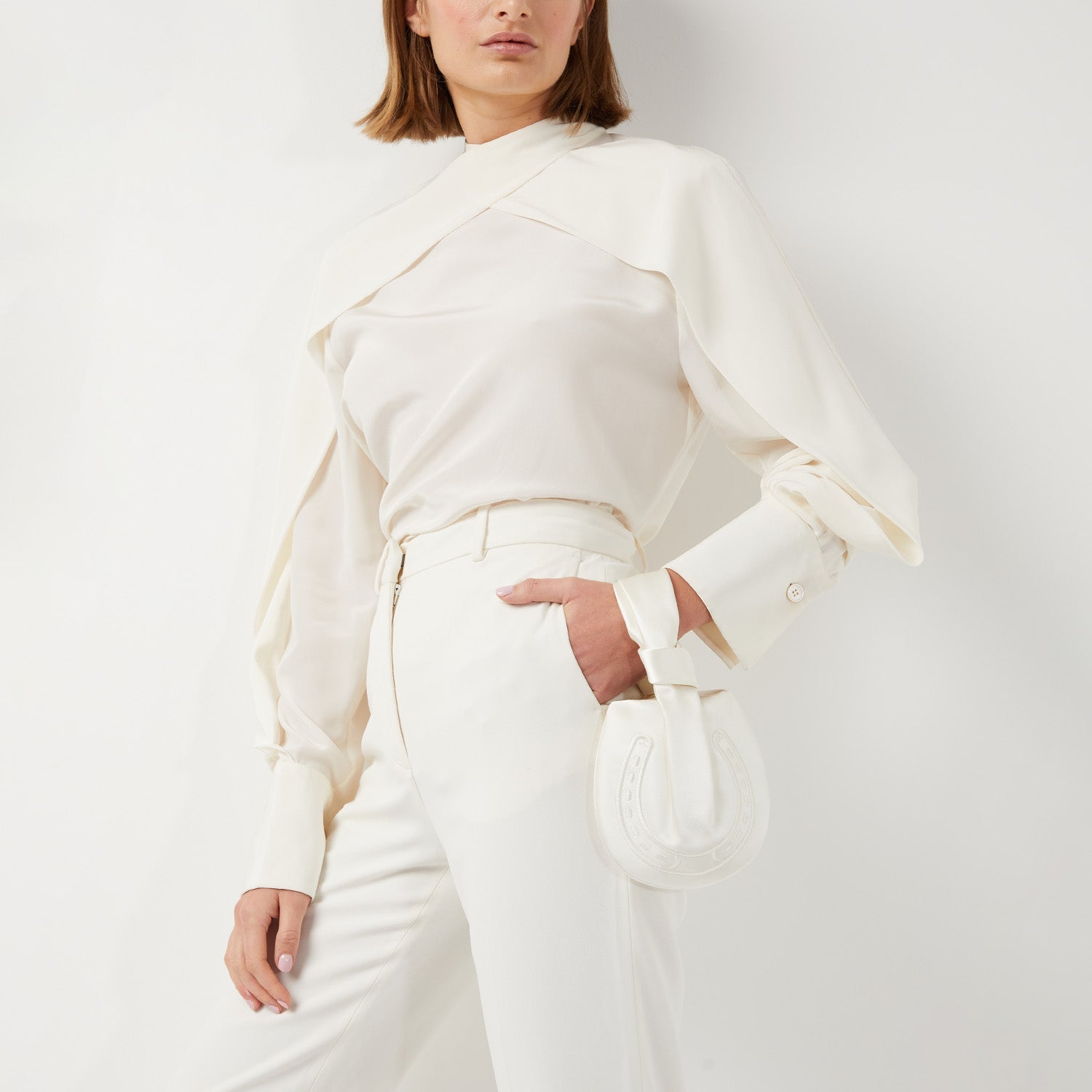 「Tie the Knot」 クラッチ -

          
            Double Faced Satin in Ivory -
          

          Anya Hindmarch JP
