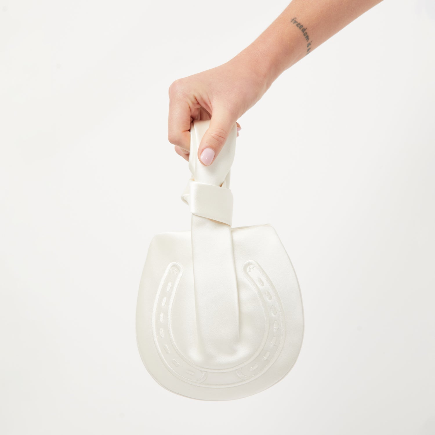 「Tie the Knot」 クラッチ -

          
            Double Faced Satin in Ivory -
          

          Anya Hindmarch JP
