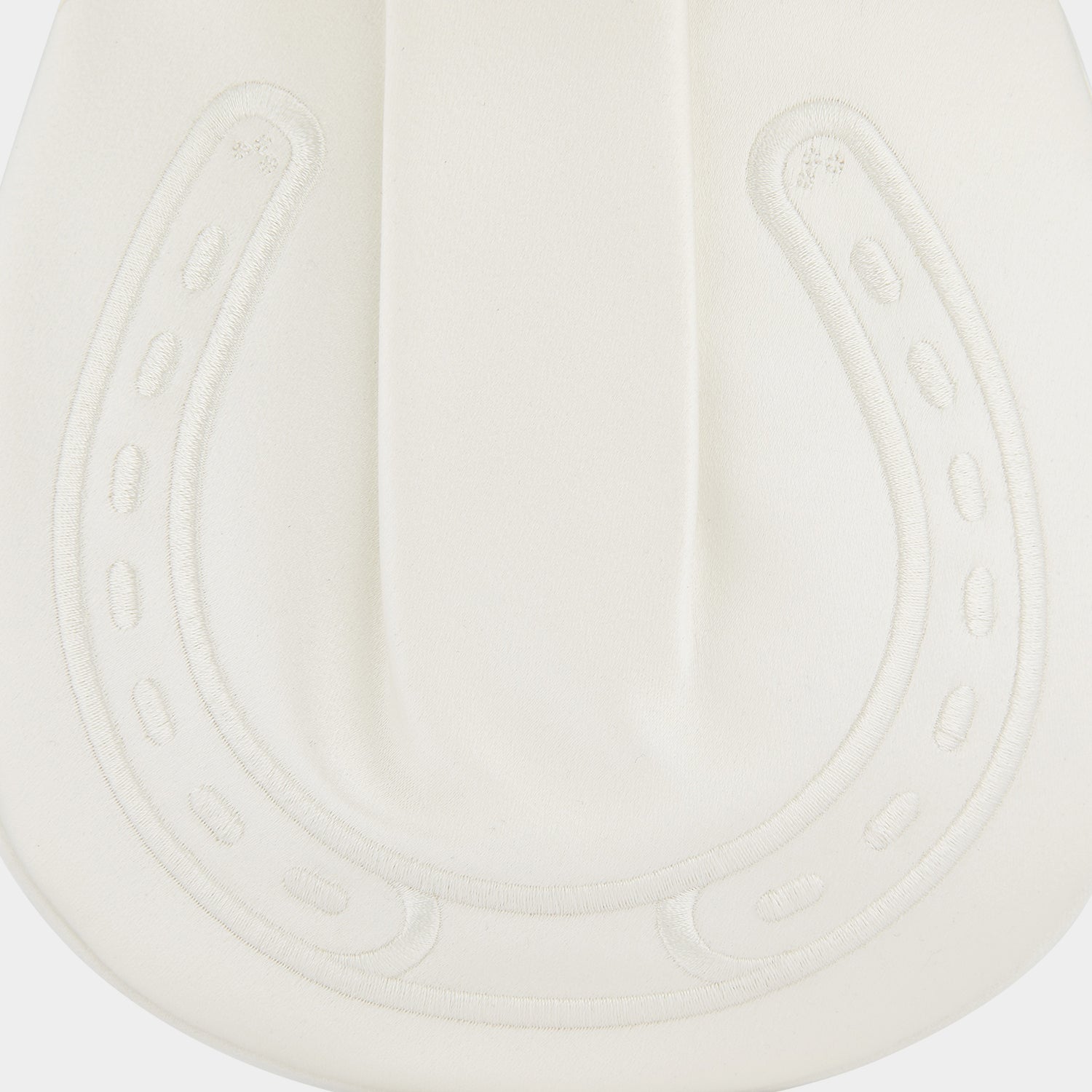 「Tie the Knot」 クラッチ -

          
            Double Faced Satin in Ivory -
          

          Anya Hindmarch JP
