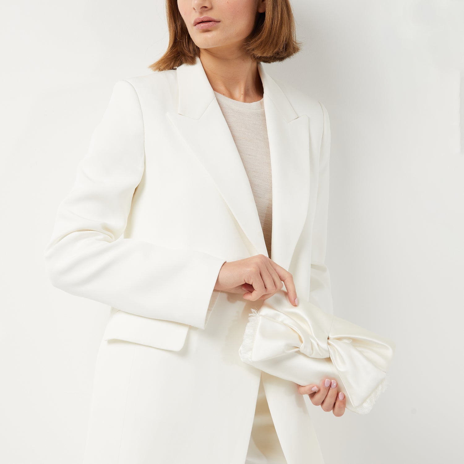 ボウ クラッチ -

          
            Double Faced Satin in Ivory -
          

          Anya Hindmarch JP
