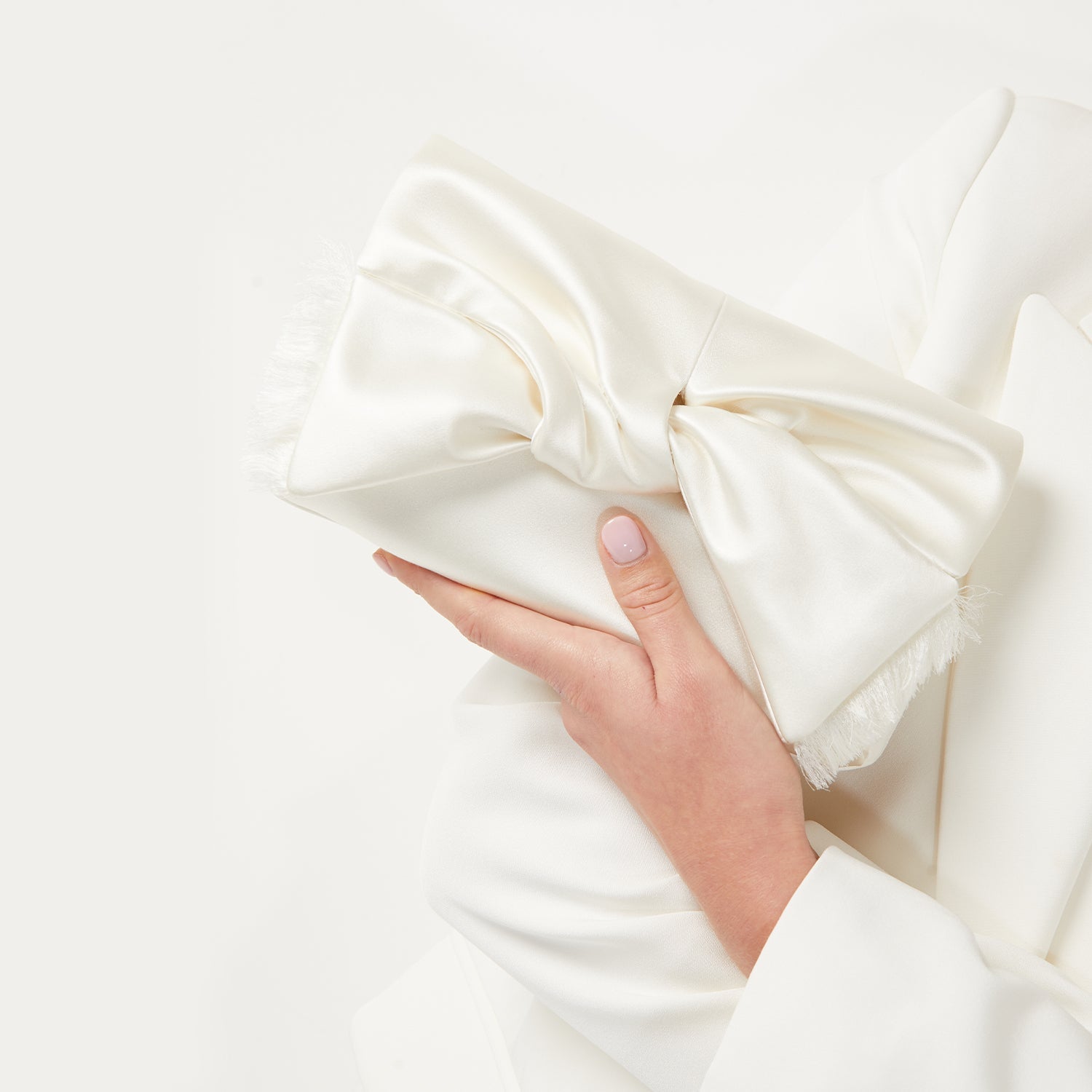 ボウ クラッチ -

          
            Double Faced Satin in Ivory -
          

          Anya Hindmarch JP
