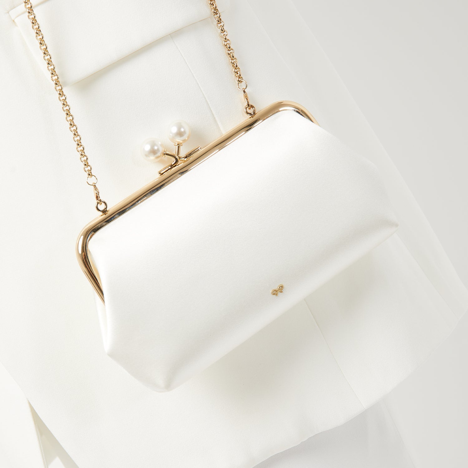 モード タッセル クラッチ パール -

          
            Satin -backed SUSTAINABLE in Ivory -
          

          Anya Hindmarch JP
