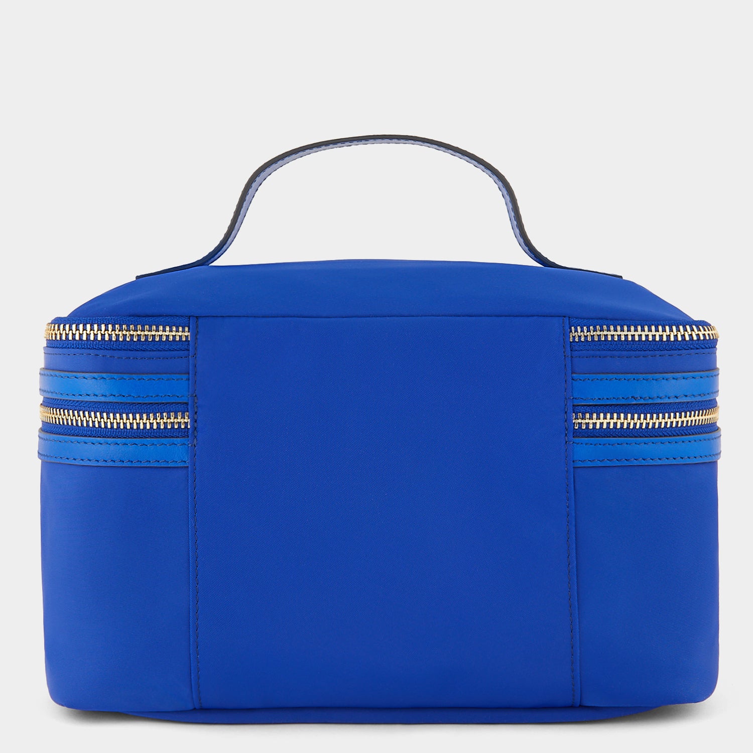 バニティー キット -

                  
                    ECONYL® Regenerated Nylon in Electric Blue -
                  

                  Anya Hindmarch JP
