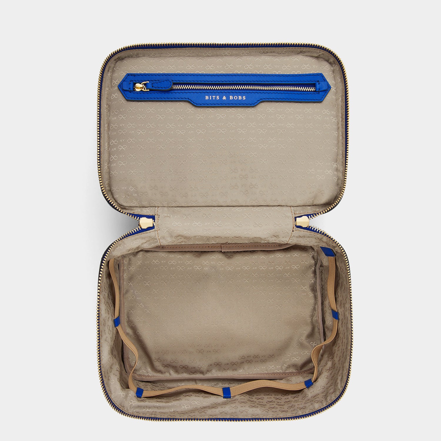 バニティー キット -

                  
                    ECONYL® Regenerated Nylon in Electric Blue -
                  

                  Anya Hindmarch JP
