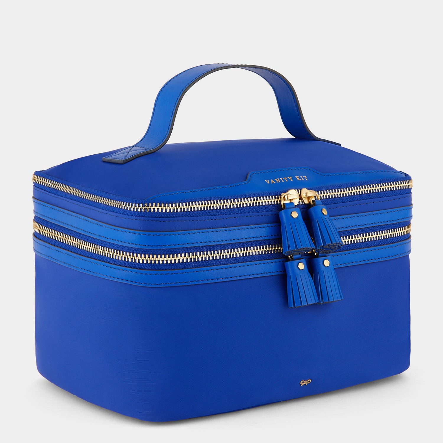 バニティー キット -

                  
                    ECONYL® Regenerated Nylon in Electric Blue -
                  

                  Anya Hindmarch JP
