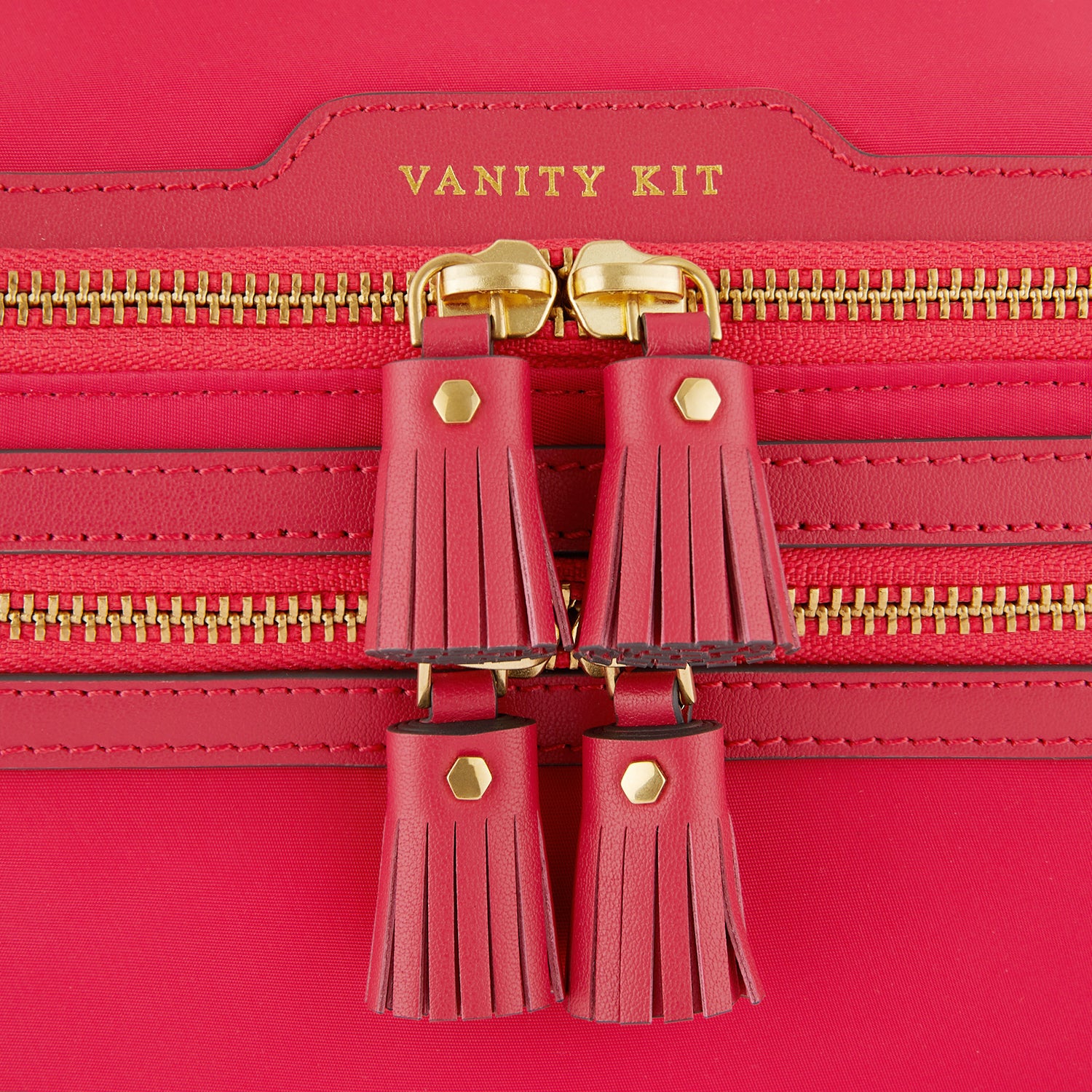 バニティー キット -

                  
                    ECONYL® Regenerated Nylon in Hot Pink -
                  

                  Anya Hindmarch JP
