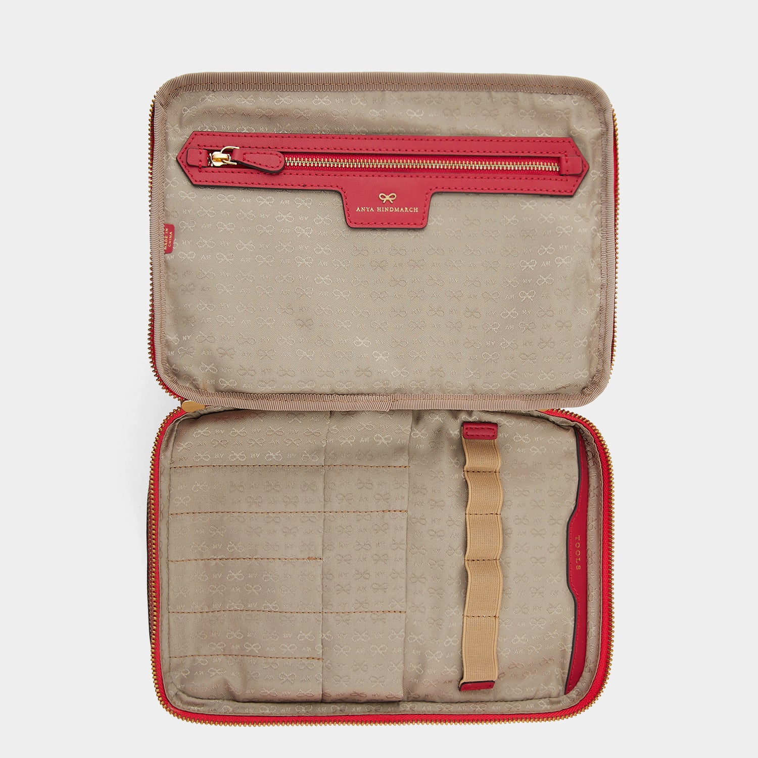 バニティー キット -

                  
                    ECONYL® Regenerated Nylon in Hot Pink -
                  

                  Anya Hindmarch JP
