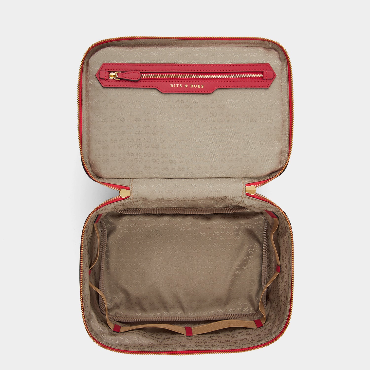 バニティー キット -

                  
                    ECONYL® Regenerated Nylon in Hot Pink -
                  

                  Anya Hindmarch JP
