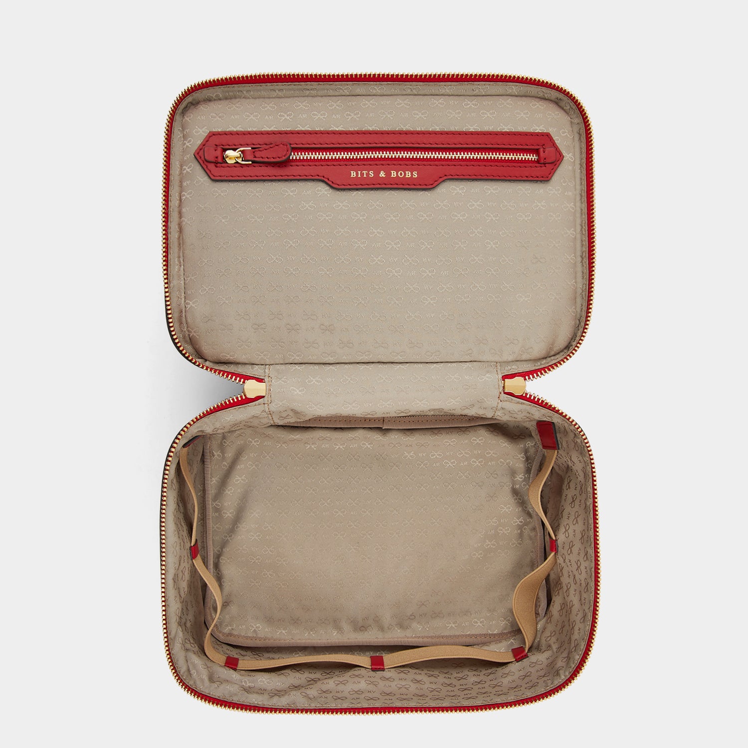バニティー キット -

                  
                    ECONYL® Regenerated Nylon in Red -
                  

                  Anya Hindmarch JP
