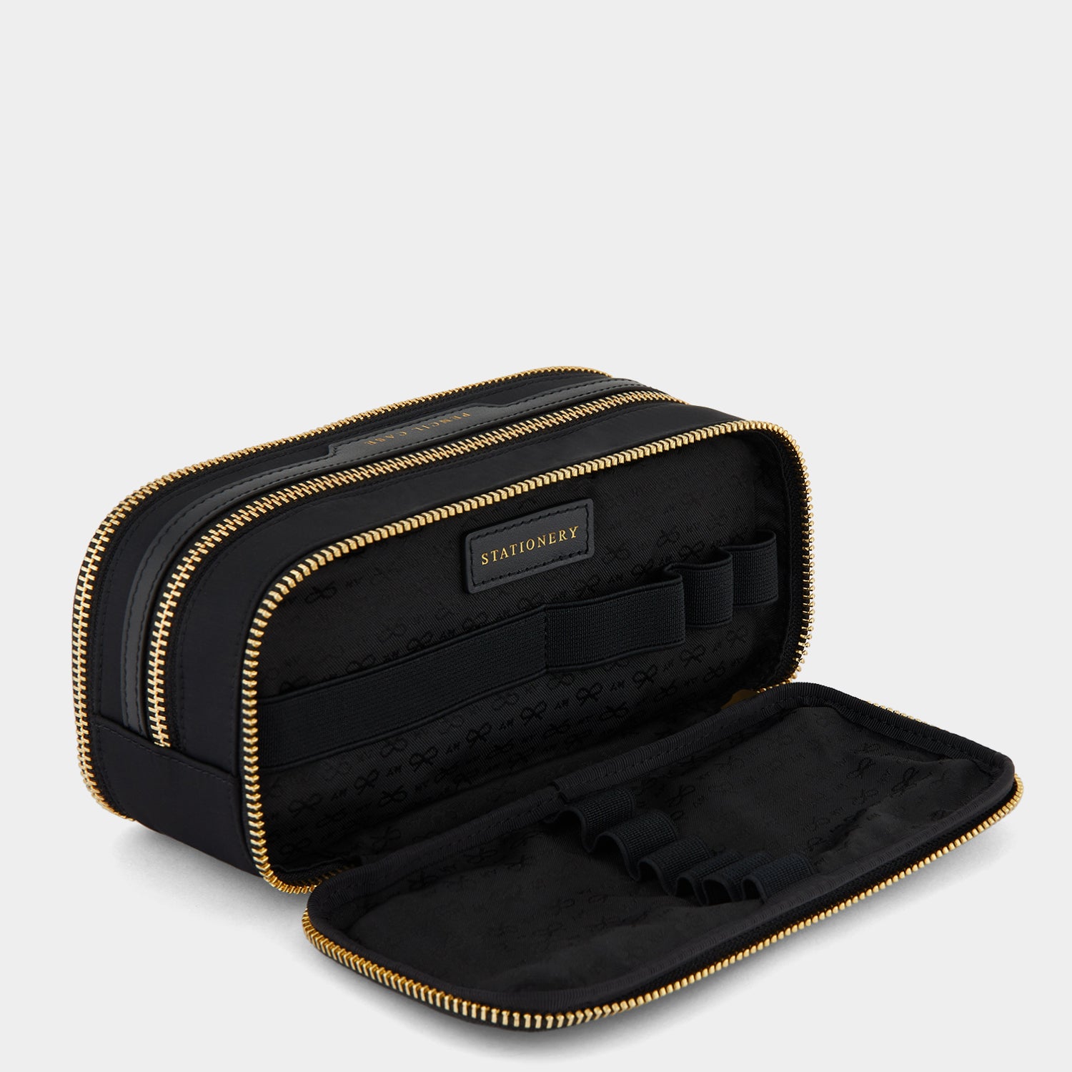 ペンシル ケース -

                  
                    Recycled Nylon in Black -
                  

                  Anya Hindmarch JP
