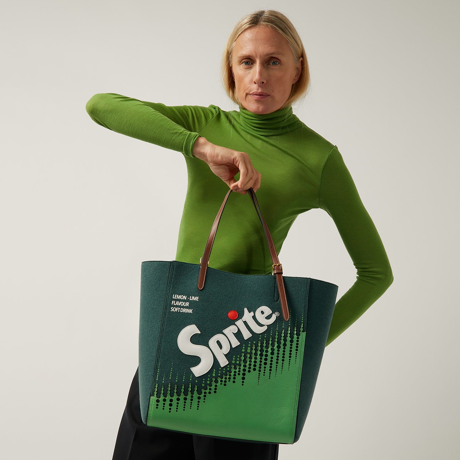 「スプライト」フェルト トート -

                  
                    Recycled Felt in Kelp -
                  

                  Anya Hindmarch JP
