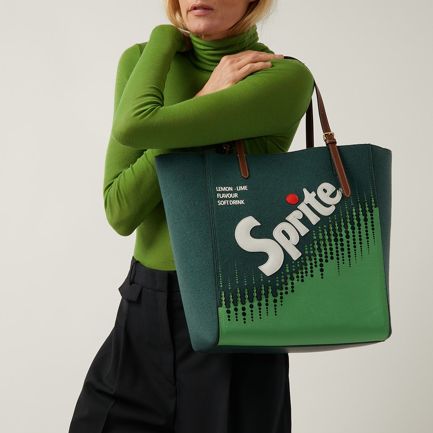 スプライト」フェルト トート | Anya Hindmarch JP