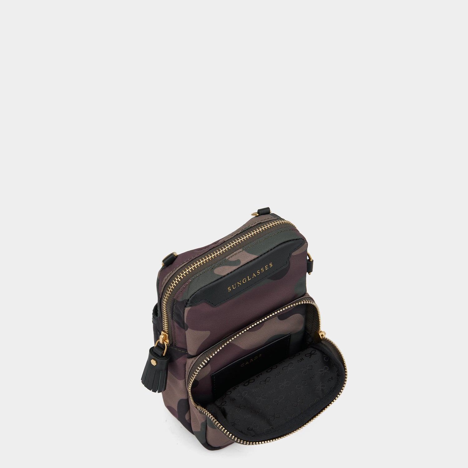 エッセンシャルズ クロスボディ -

                  
                    Semi-Recycled Nylon in Camo Green -
                  

                  Anya Hindmarch JP
