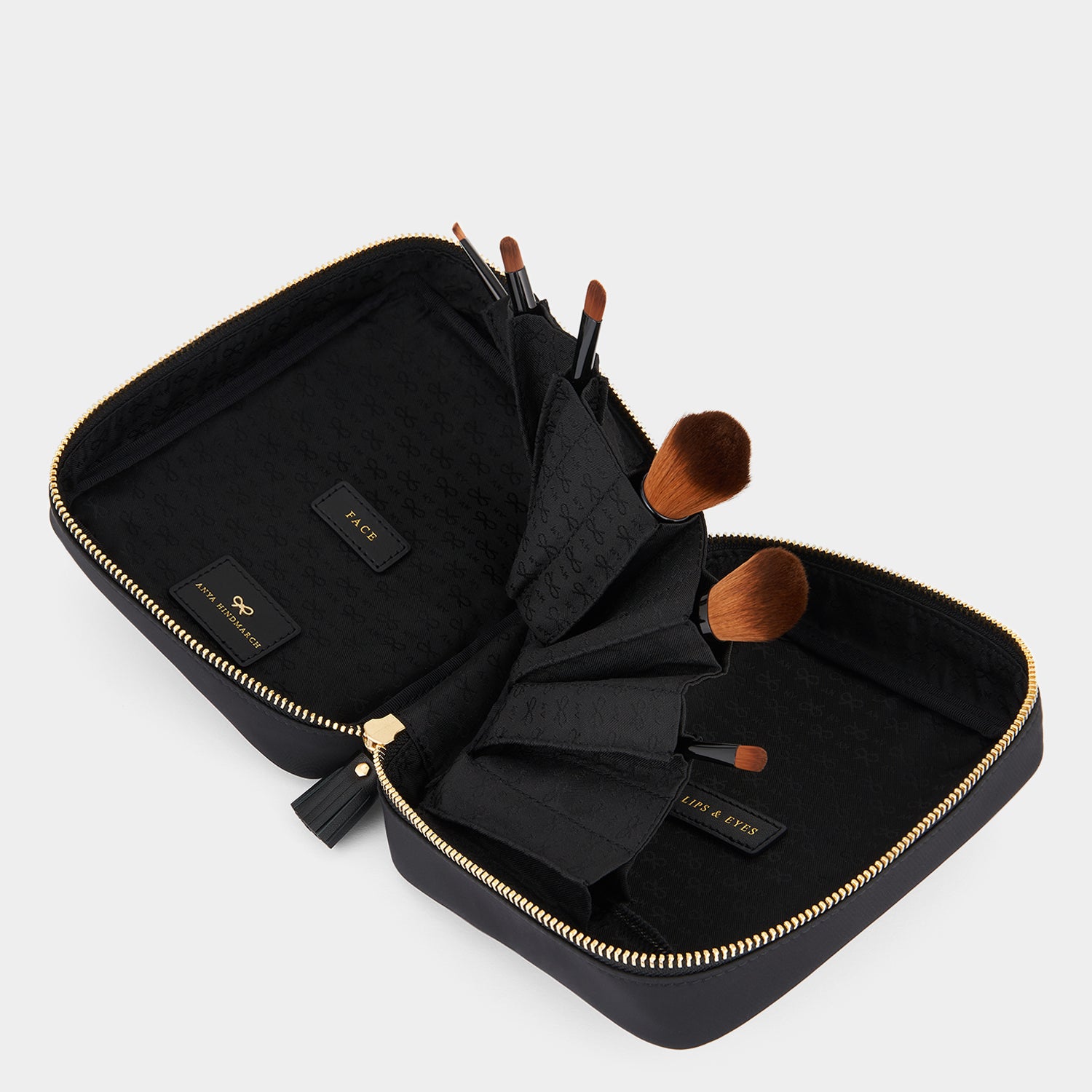 メイクアップ フォリオ -

                  
                    Recycled Nylon with PU in Black -
                  

                  Anya Hindmarch JP
