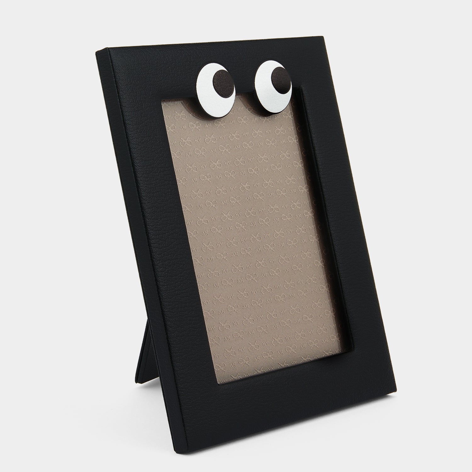 5x7 アイズ ポートレート フレーム -

                  
                    Capra in Black -
                  

                  Anya Hindmarch JP
