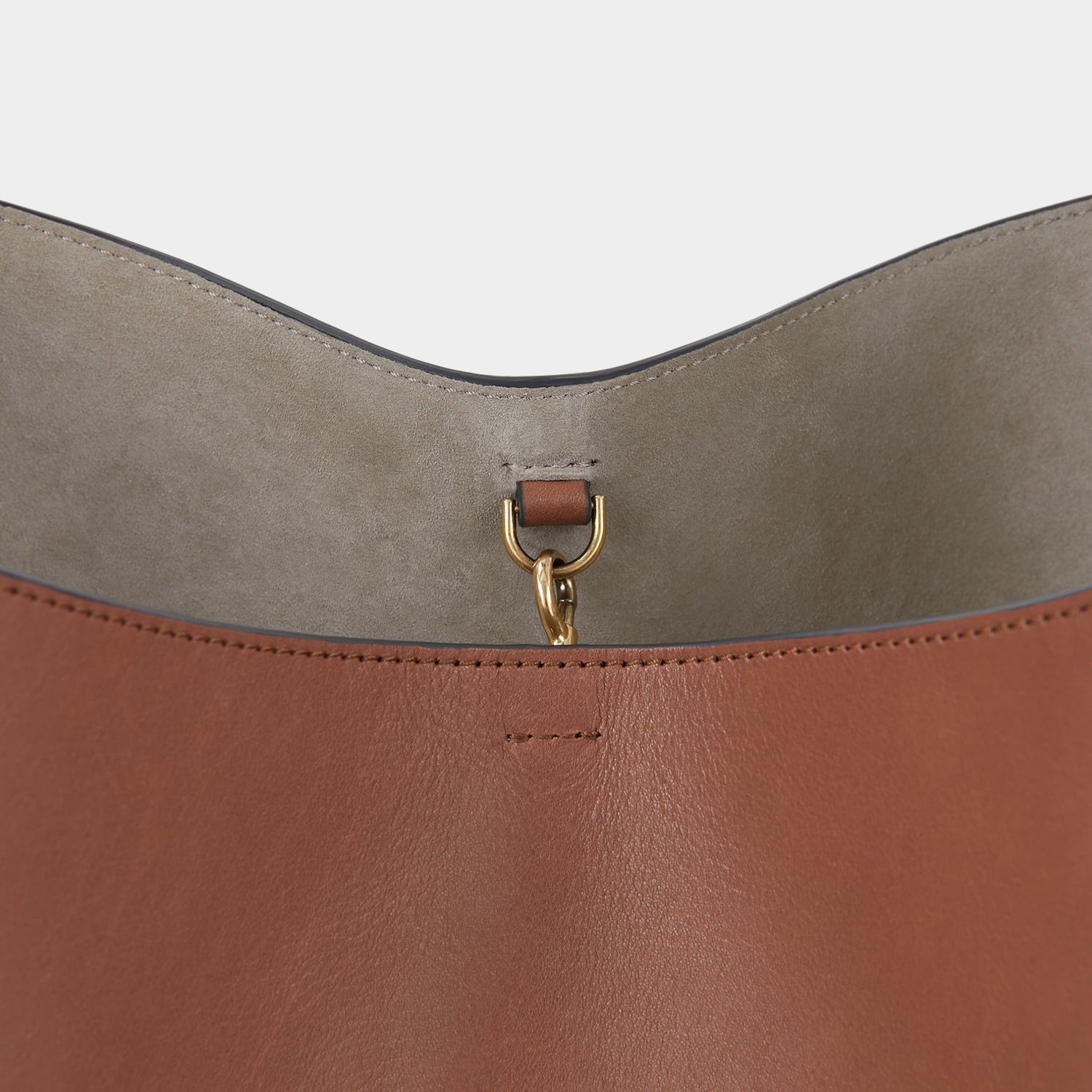 ナストロ ホーボー -

                  
                    Flat Leather in Cedar -
                  

                  Anya Hindmarch JP
