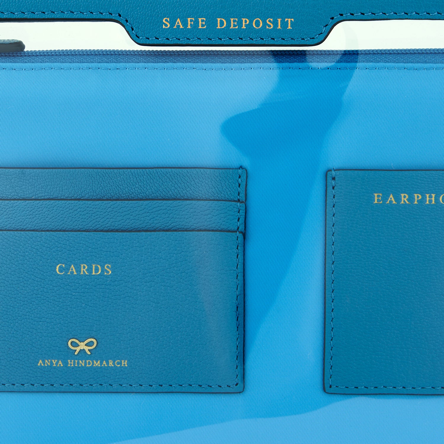 セーフ デポジット ケース -

                  
                    TPU in Light Blue -
                  

                  Anya Hindmarch JP
