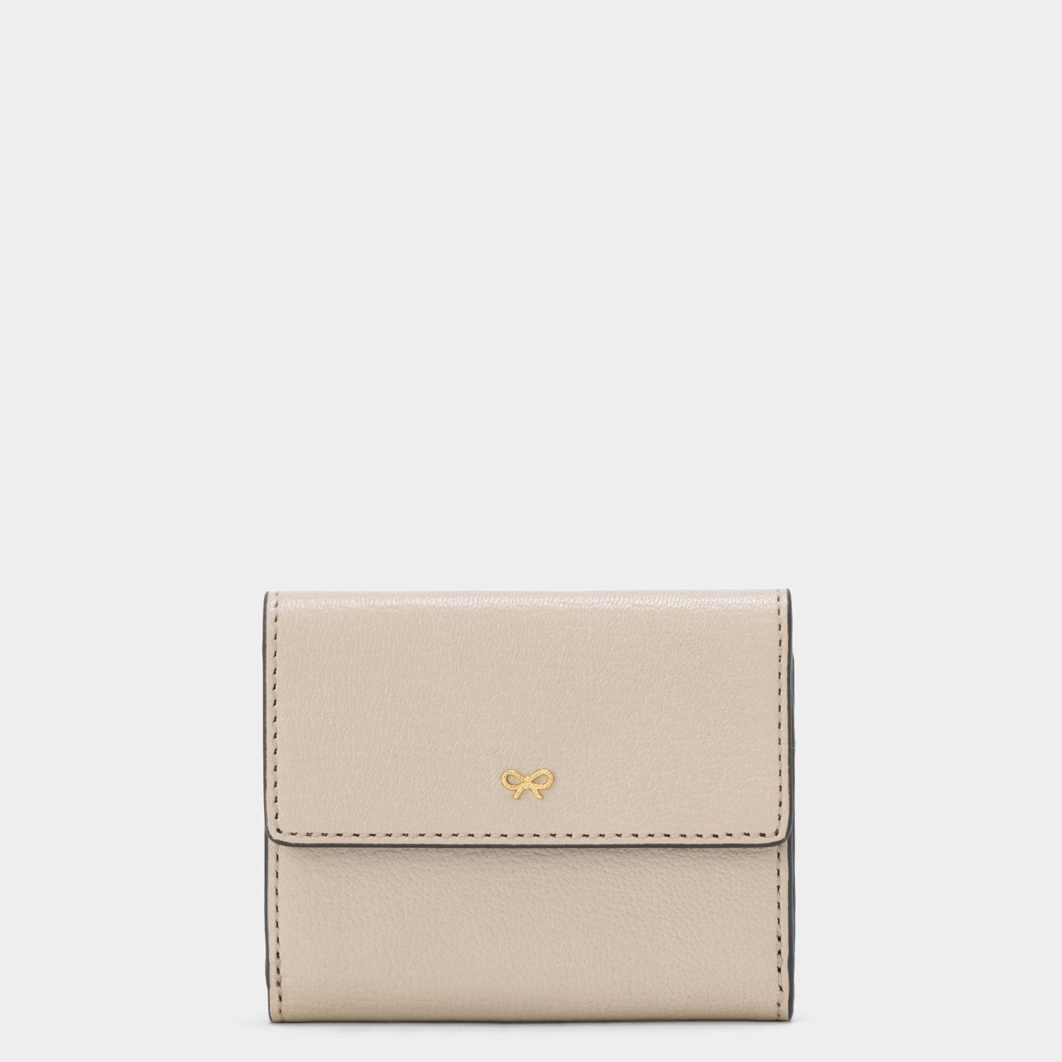三つ折り ウォレット -

                  
                    Capra in Grey White -
                  

                  Anya Hindmarch JP

