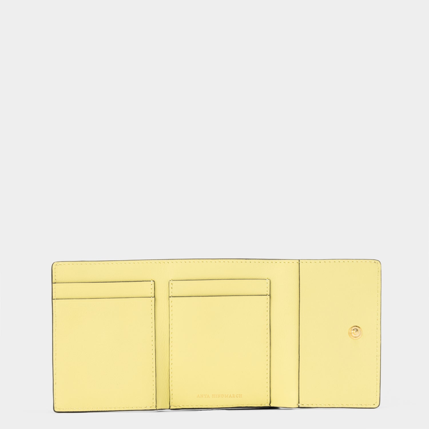 三つ折り ウォレット -

                  
                    Capra in Grey White -
                  

                  Anya Hindmarch JP
