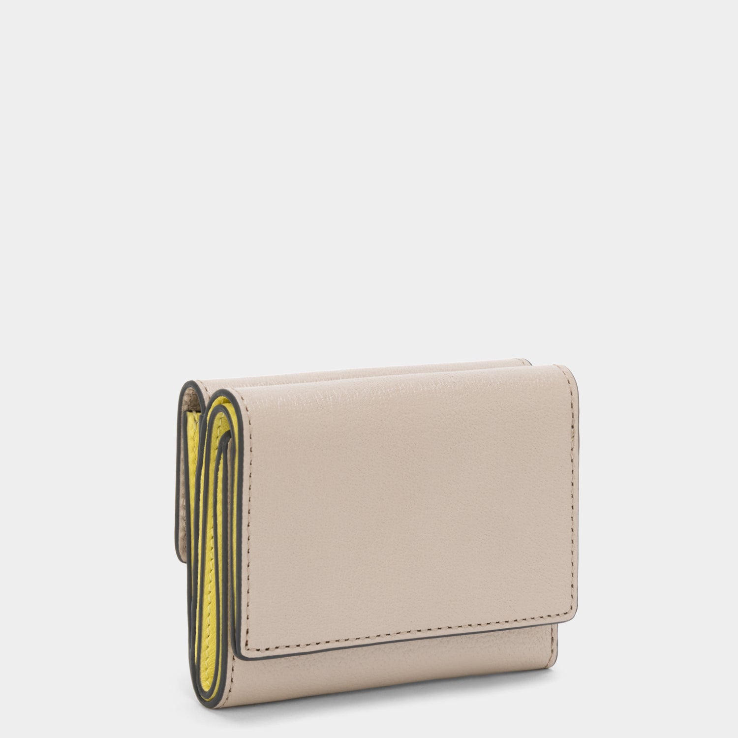 三つ折り ウォレット -

                  
                    Capra in Grey White -
                  

                  Anya Hindmarch JP
