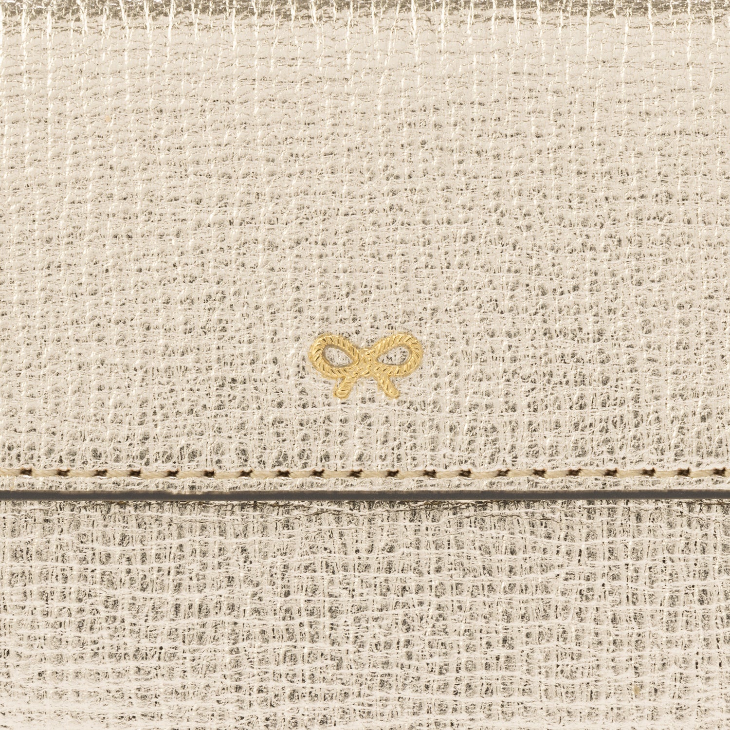 三つ折り ウォレット -

                  
                    Metallic Capra in Pale Gold -
                  

                  Anya Hindmarch JP

