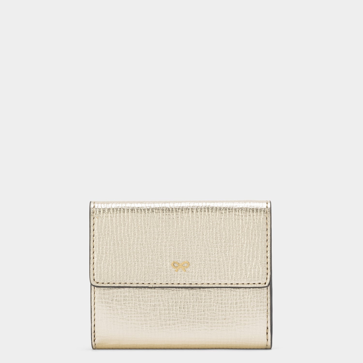 三つ折り ウォレット -

                  
                    Metallic Capra in Pale Gold -
                  

                  Anya Hindmarch JP
