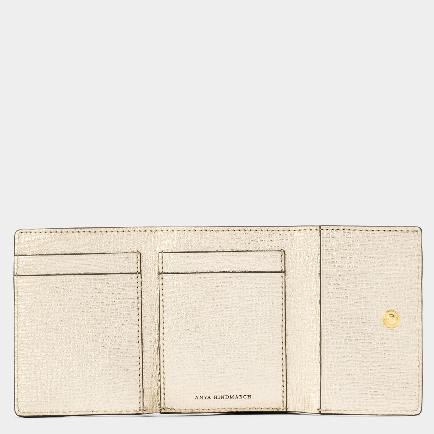 三つ折り ウォレット -

                  
                    Metallic Capra in Pale Gold -
                  

                  Anya Hindmarch JP
