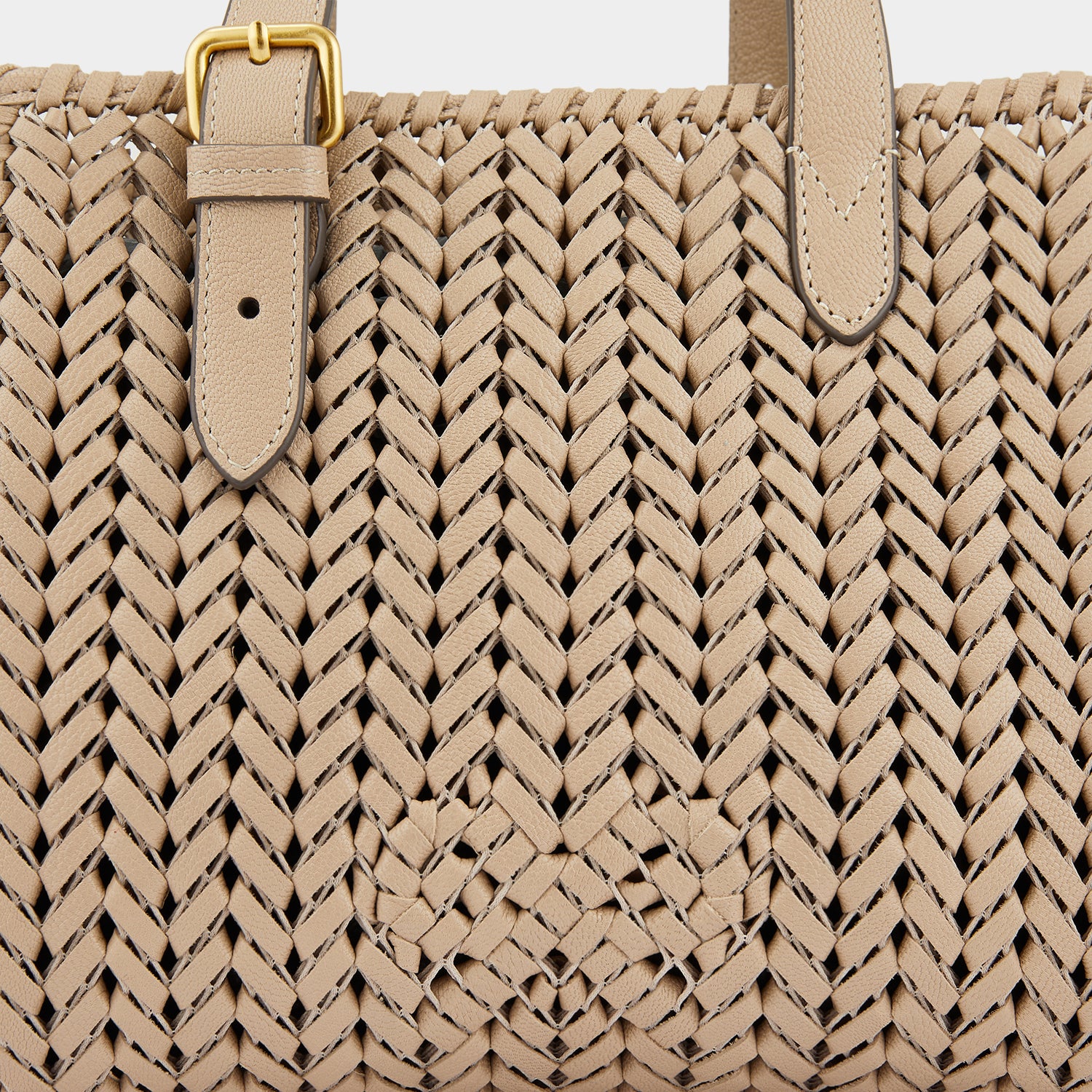ニーソン スモール スクエア トート -

                  
                    Shiny Capra in Light Nude -
                  

                  Anya Hindmarch JP
