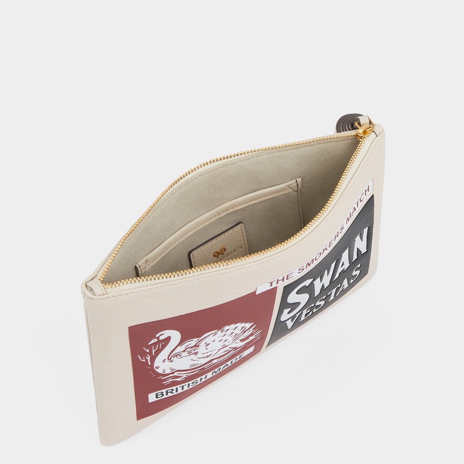 「Swan」タッセル クラッチ -

                  
                    Shiny Capra in Chalk -
                  

                  Anya Hindmarch JP

