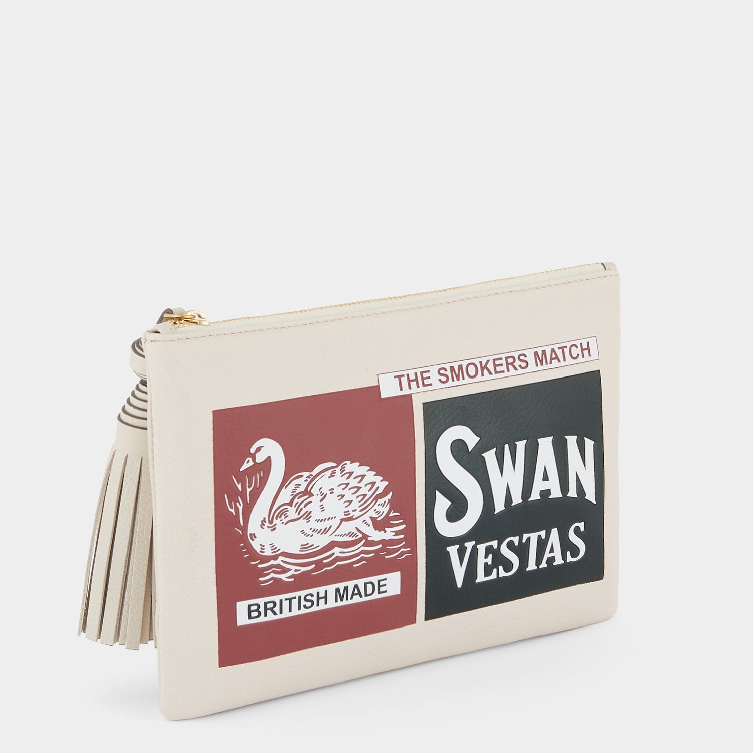 「Swan」タッセル クラッチ -

                  
                    Shiny Capra in Chalk -
                  

                  Anya Hindmarch JP
