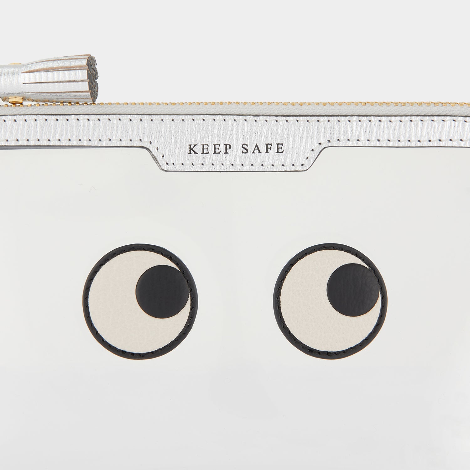 アイズ キープ セーフ ポーチ -

                  
                    Capra Leather in Silver -
                  

                  Anya Hindmarch JP

