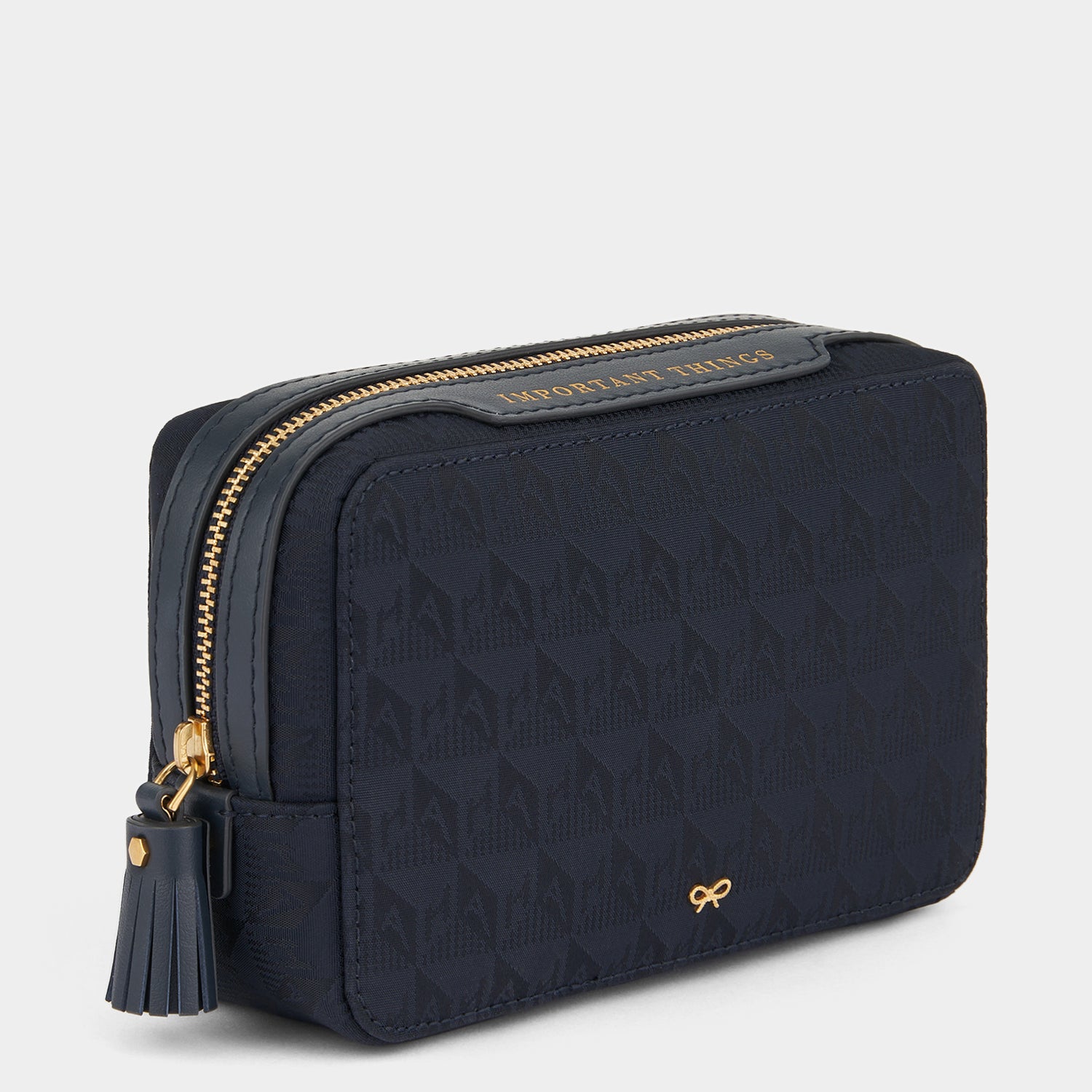 AH ロゴ インポータント シングズ ポーチ -

                  
                    AH Logo Nylon in Marine -
                  

                  Anya Hindmarch JP
