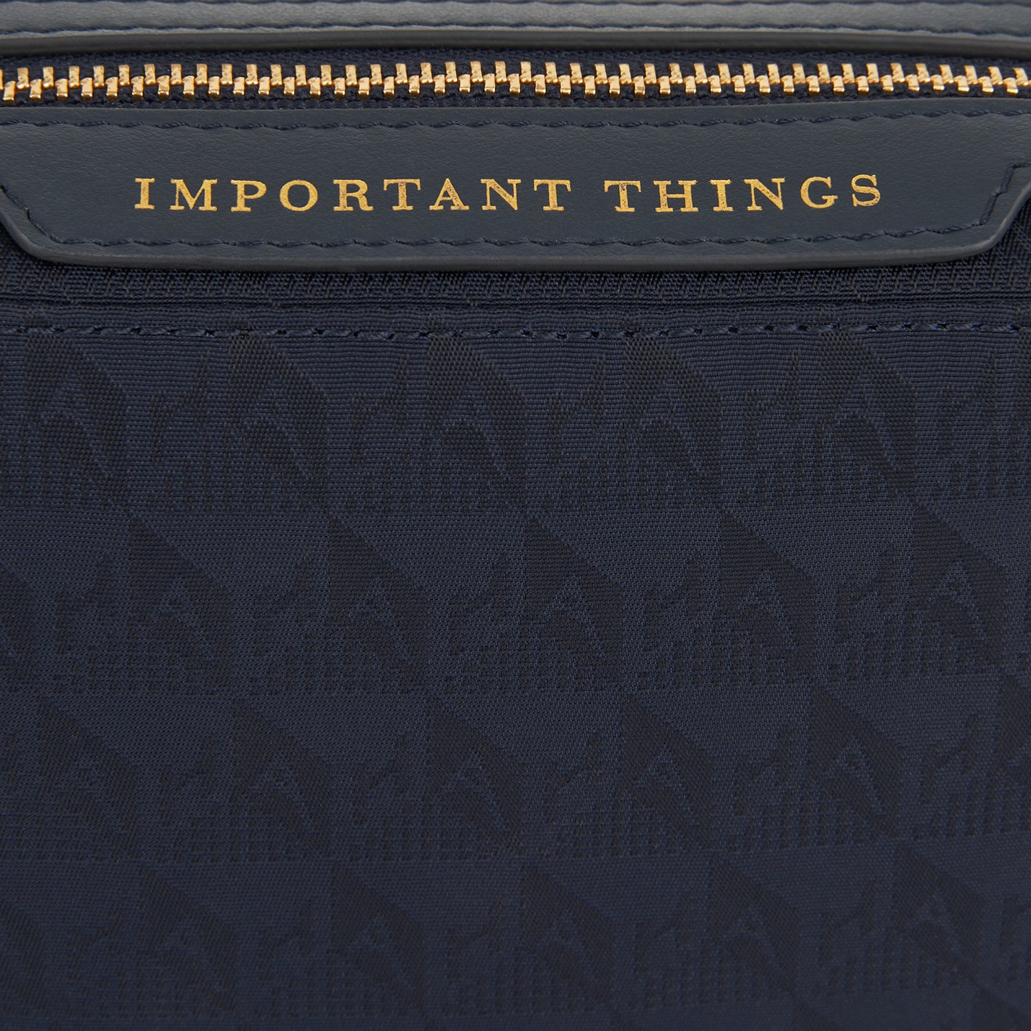 AH ロゴ インポータント シングズ ポーチ -

          
            AH Logo Nylon in Marine -
          

          Anya Hindmarch JP
