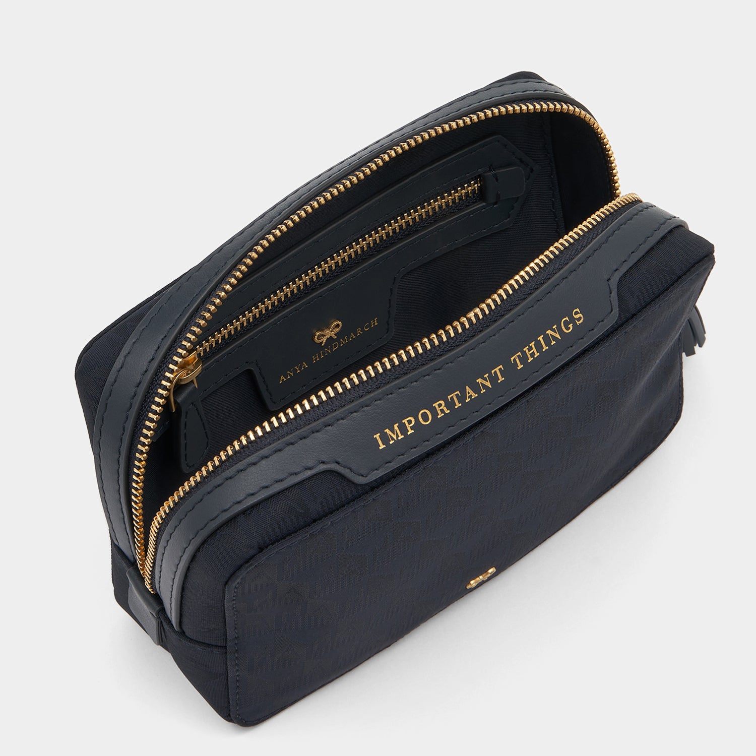 AH ロゴ インポータント シングズ ポーチ -

          
            AH Logo Nylon in Marine -
          

          Anya Hindmarch JP
