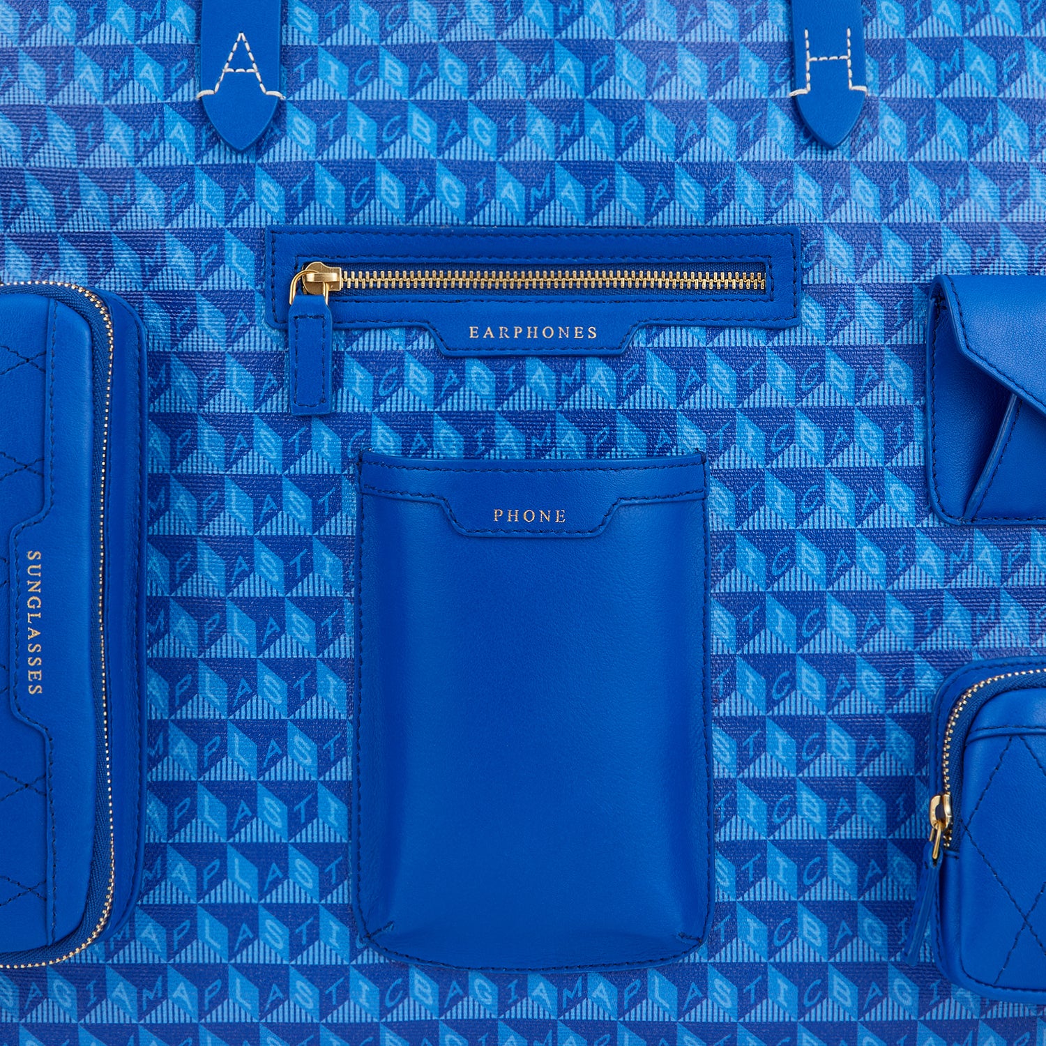 「I AM A Plastic Bag」 XL マルチポケット トート -

                  
                    Recycled Coated Canvas in Electric Blue -
                  

                  Anya Hindmarch JP
