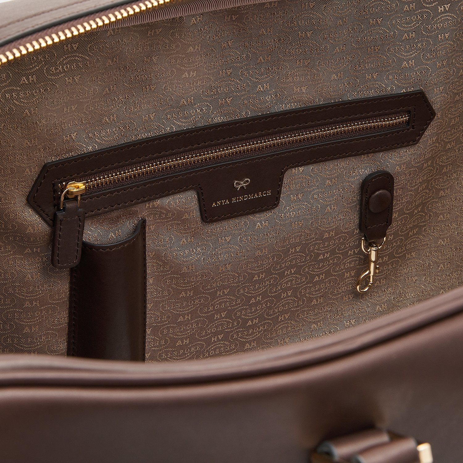 ビスポーク ウィークエンド ラティマー -

                  
                    Butter Leather in Chocolate -
                  

                  Anya Hindmarch JP
