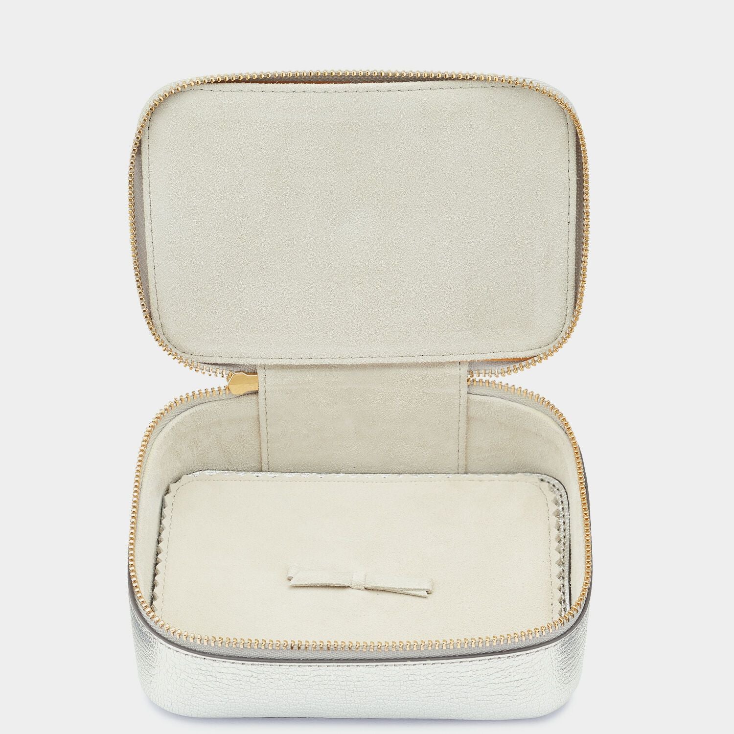 ビスポーク キープセイク ボックス ミディアム -

          
            Metallic Capra Leather in Silver -
          

          Anya Hindmarch JP
