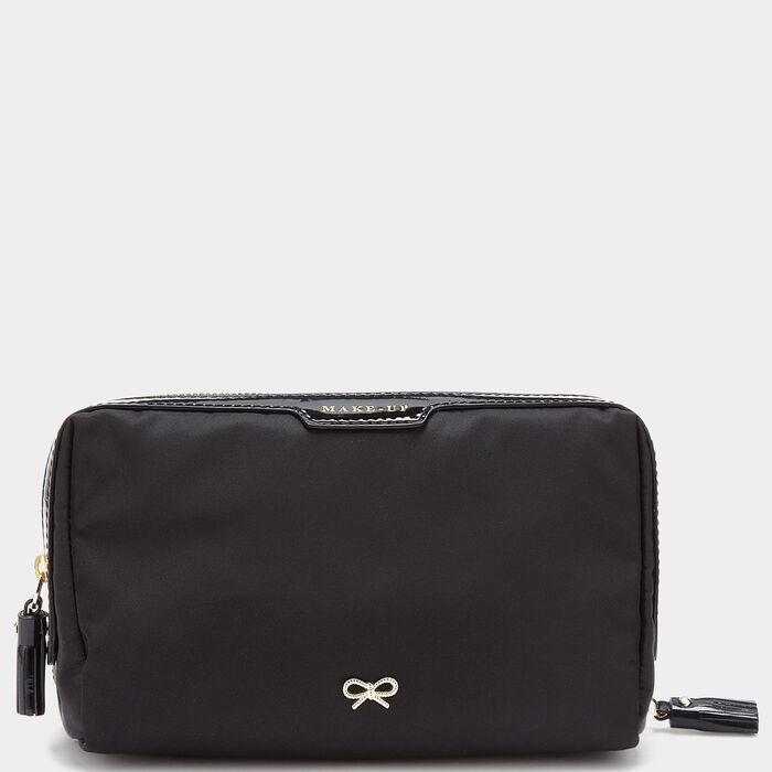 スモール メイクアップ ポーチ -

                  

                  Anya Hindmarch JP
