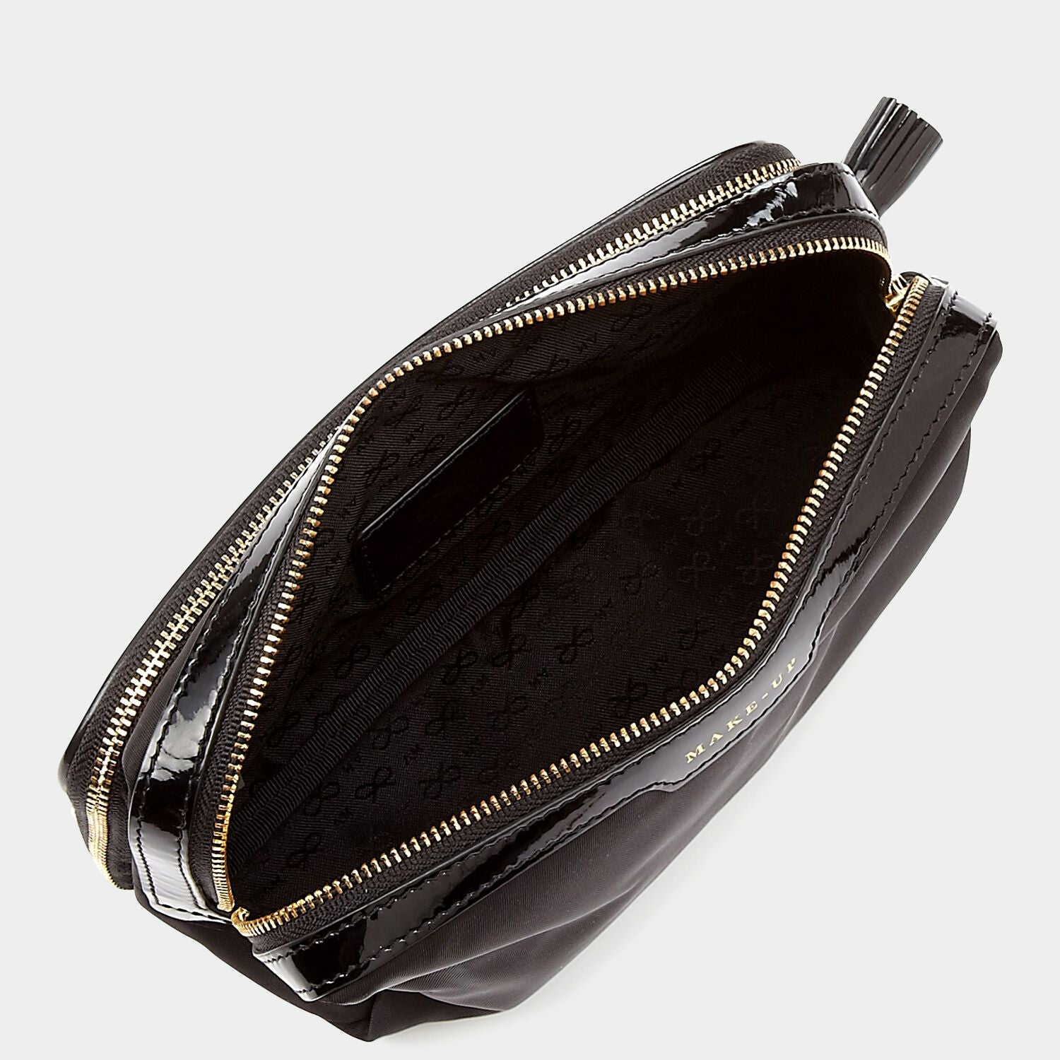 スモール メイクアップ ポーチ -

                  

                  Anya Hindmarch JP
