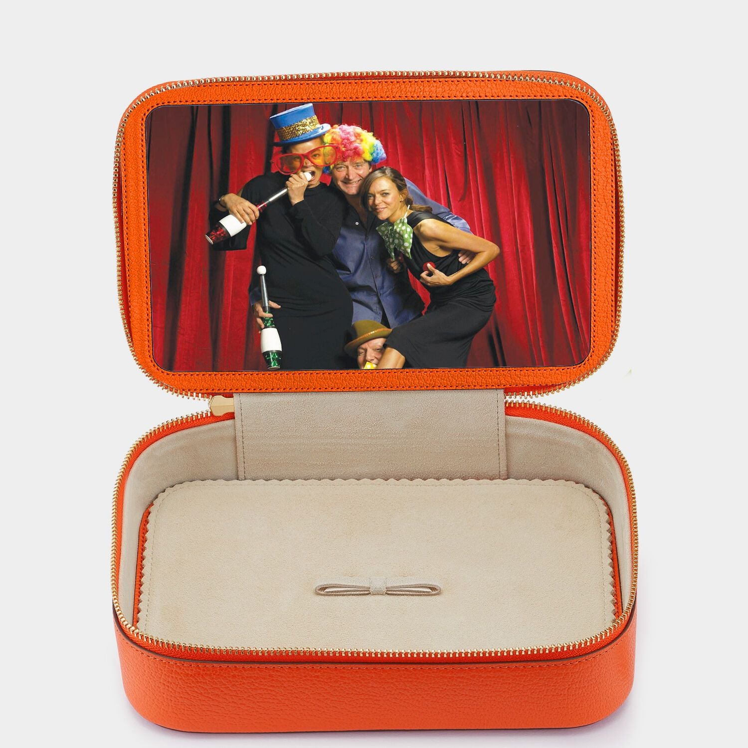 ビスポーク キープセイク ボックス ラージ -

                  

                  Anya Hindmarch JP
