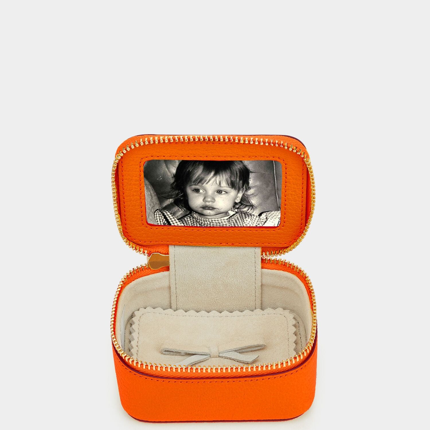 ビスポーク キープセイク ボックス スモール -

                  
                    Capra in Clementine -
                  

                  Anya Hindmarch JP
