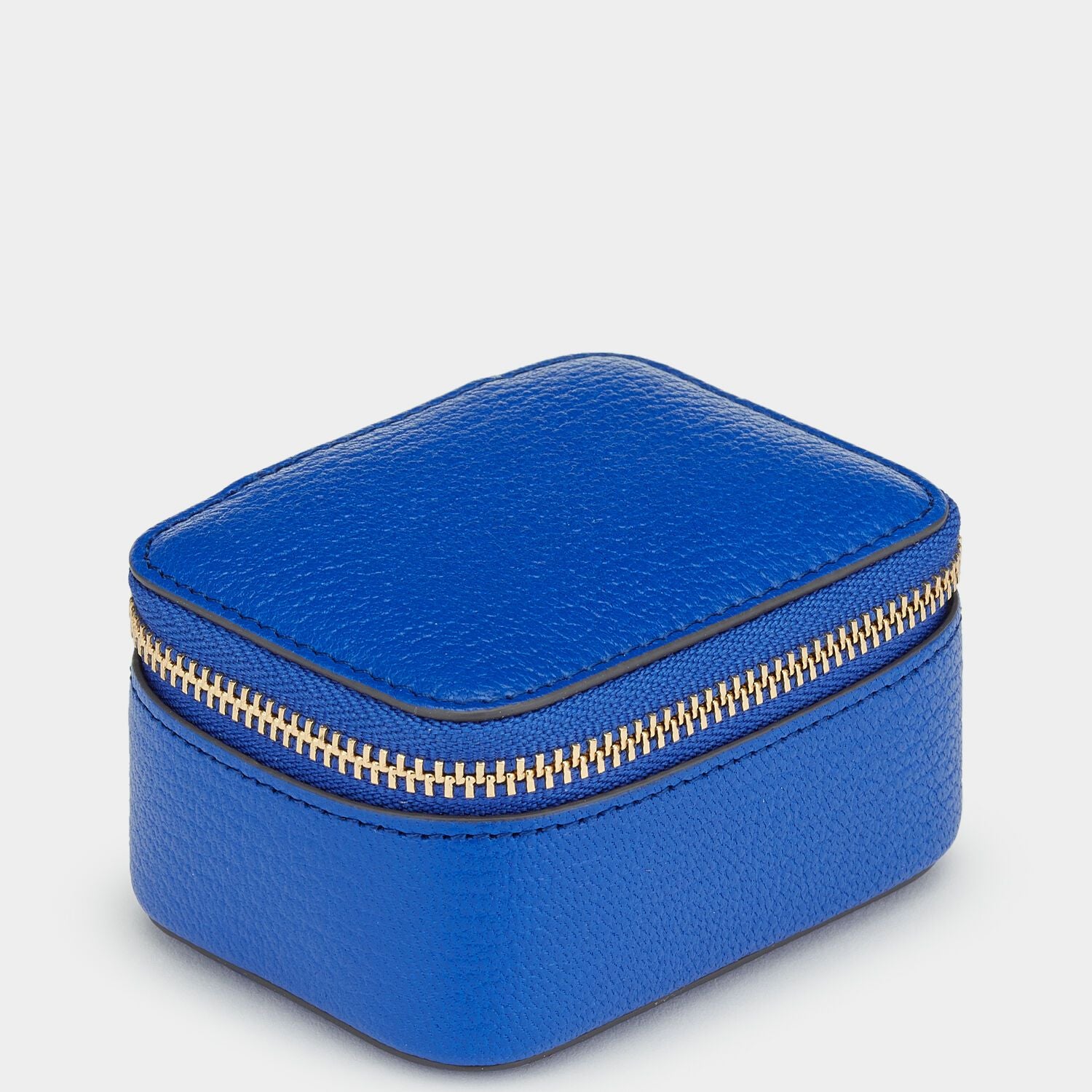 ビスポーク キープセイク ボックス スモール -

                  
                    Capra in Electric Blue -
                  

                  Anya Hindmarch JP

