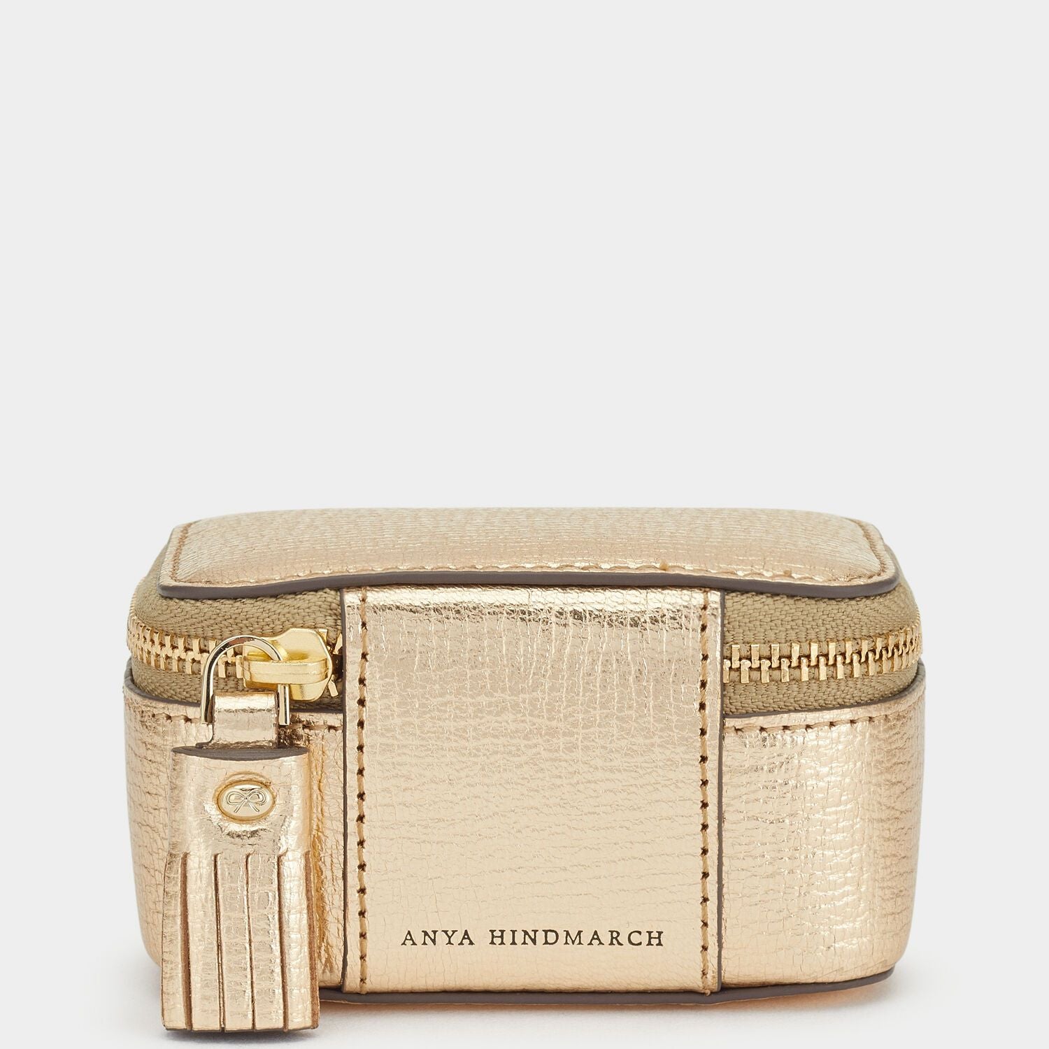 ビスポーク キープセイク ボックス スモール -

                  
                    Metallic Capra in Pale Gold -
                  

                  Anya Hindmarch JP
