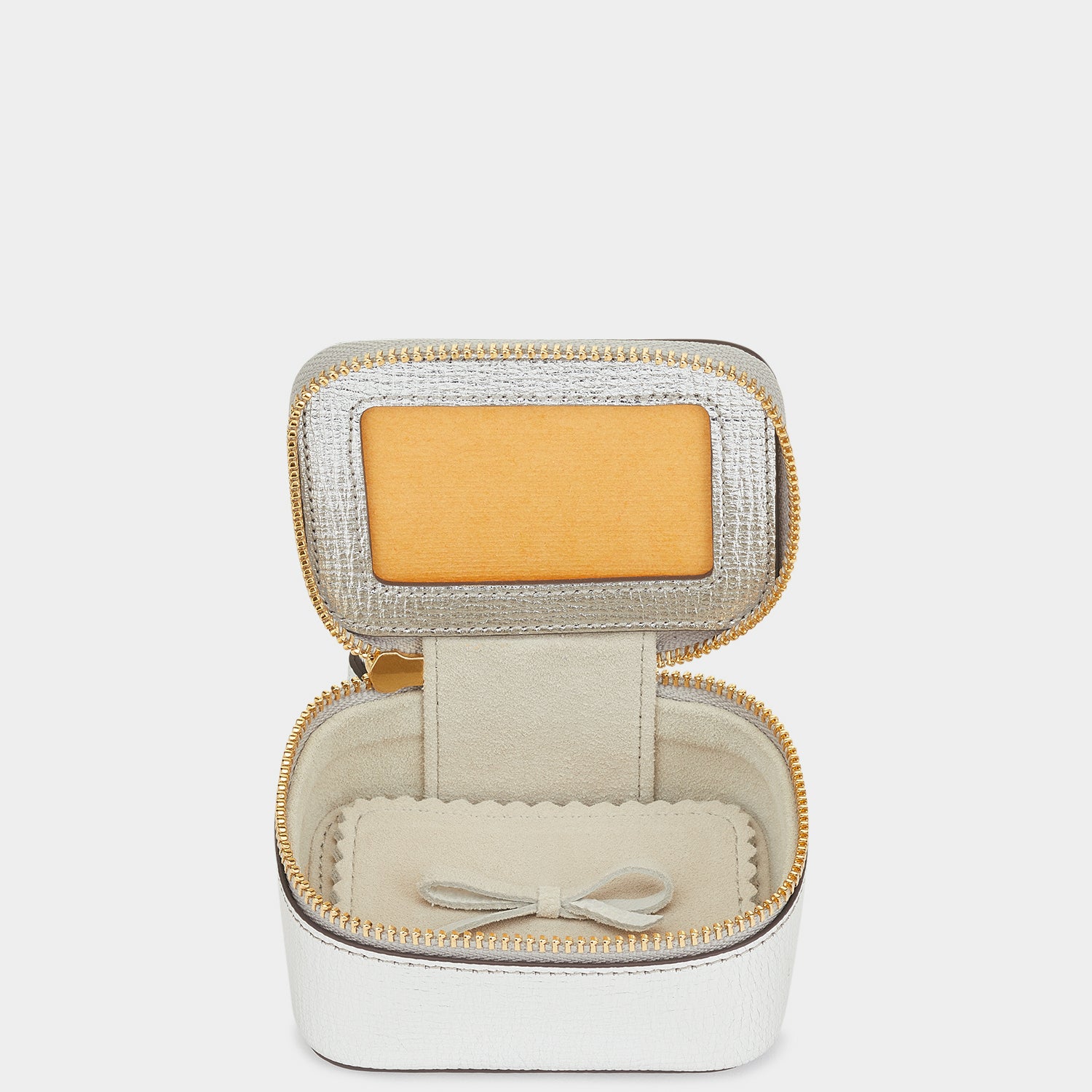 ビスポーク キープセイク ボックス スモール -

                  
                    Capra in Silver -
                  

                  Anya Hindmarch JP
