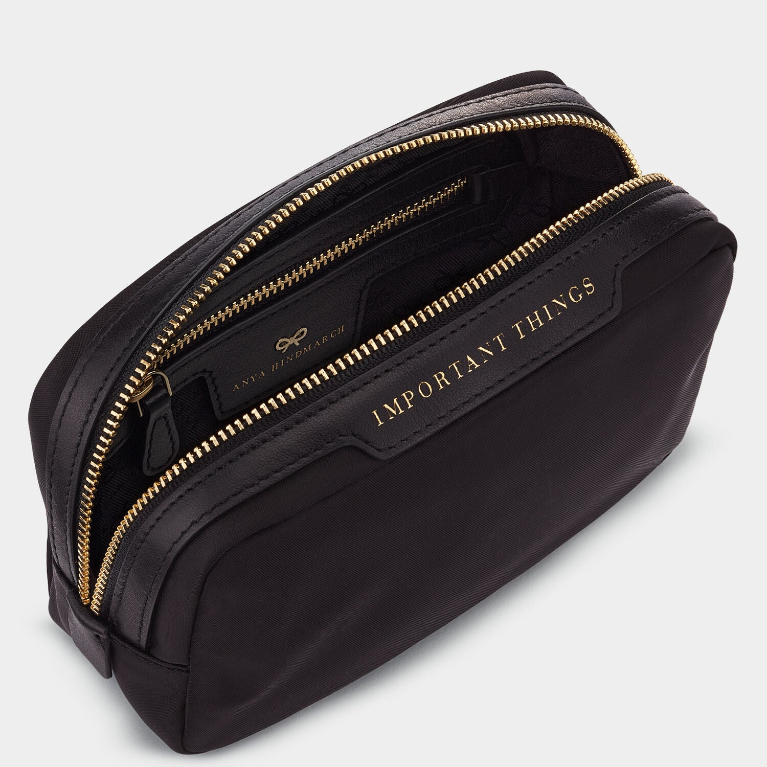 インポータント シングズ ポーチ -

                  
                    Recycled Nylon with PU in Black -
                  

                  Anya Hindmarch JP
