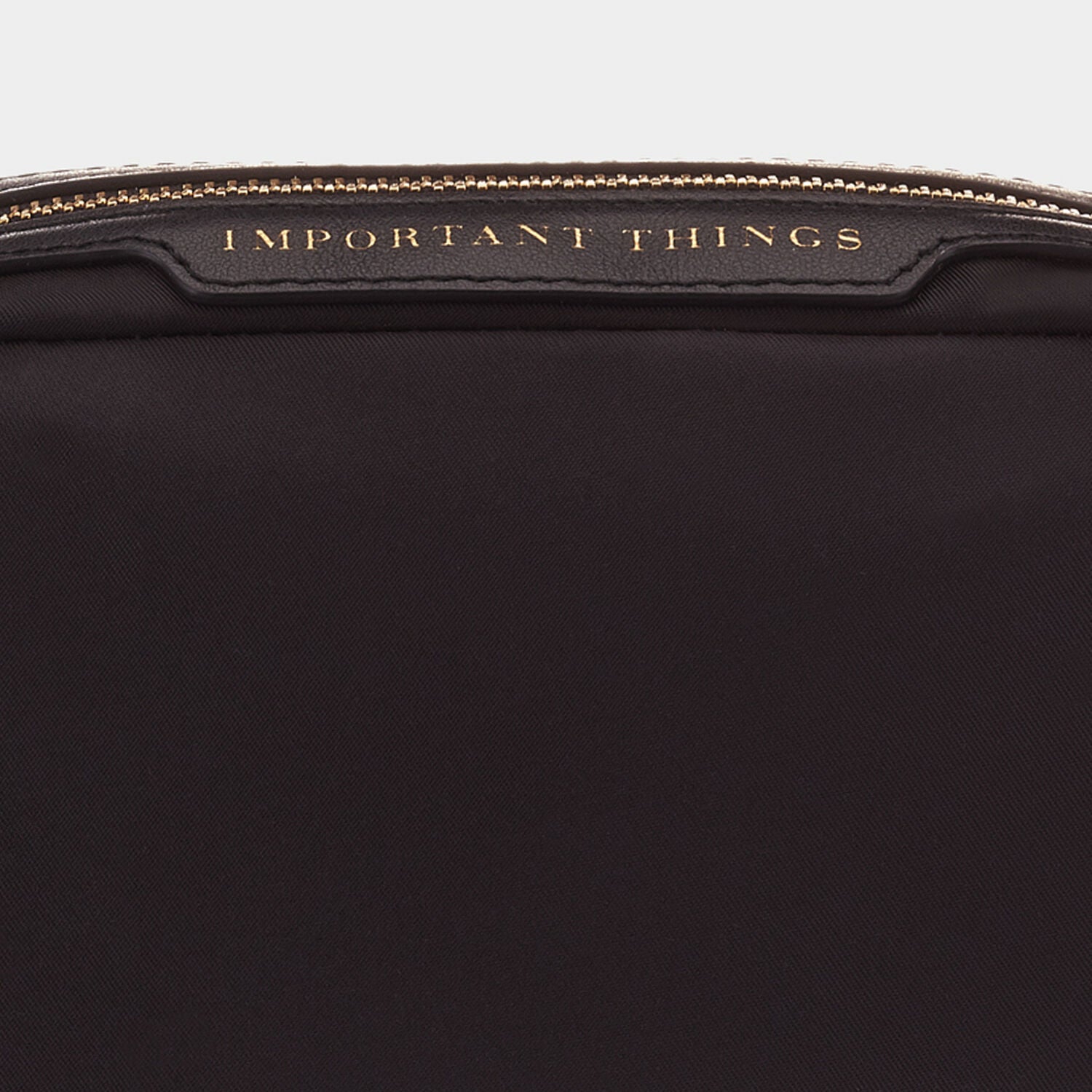 インポータント シングズ ポーチ -

                  
                    Recycled Nylon with PU in Black -
                  

                  Anya Hindmarch JP
