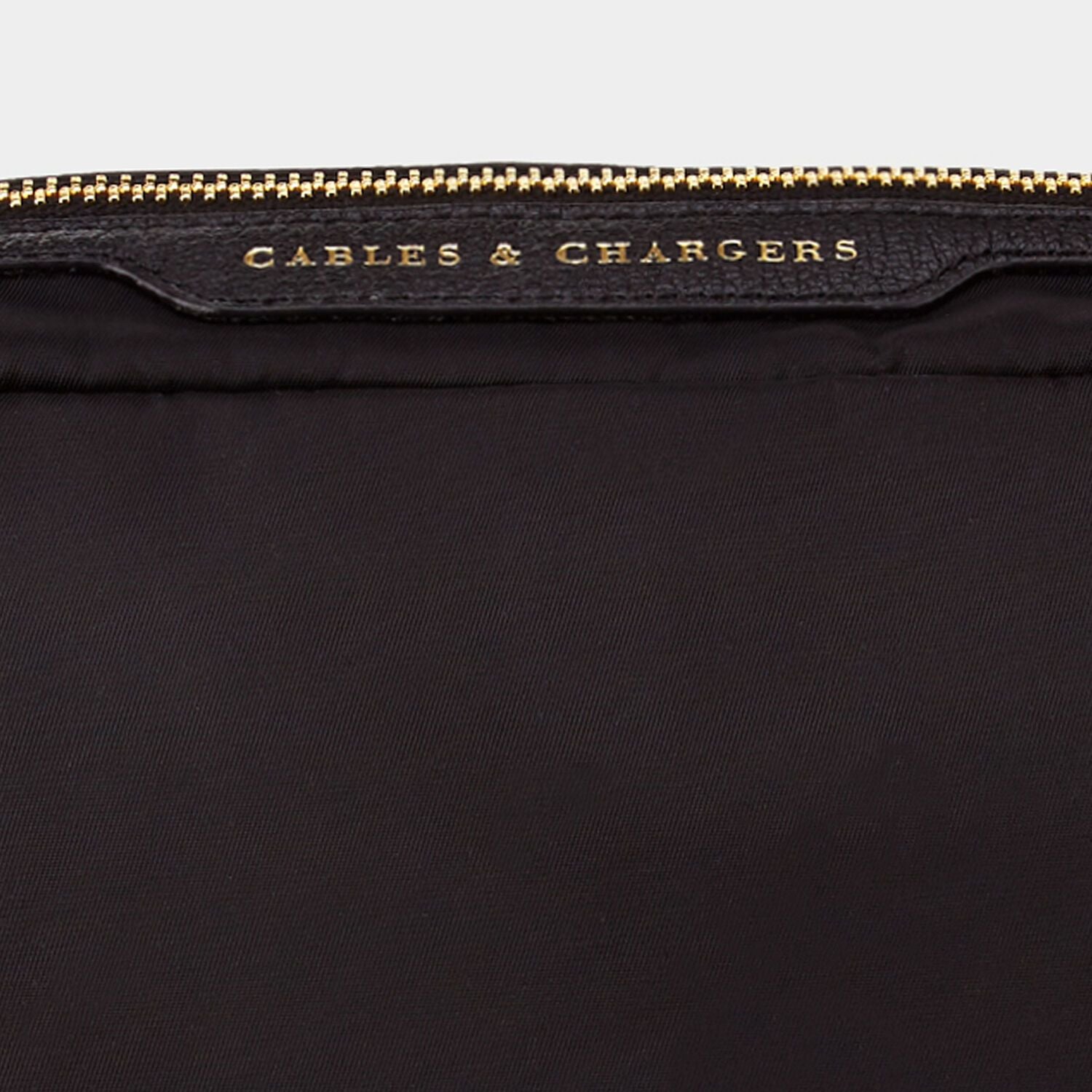「Cables and Chargers」ポーチ -

                  

                  Anya Hindmarch JP
