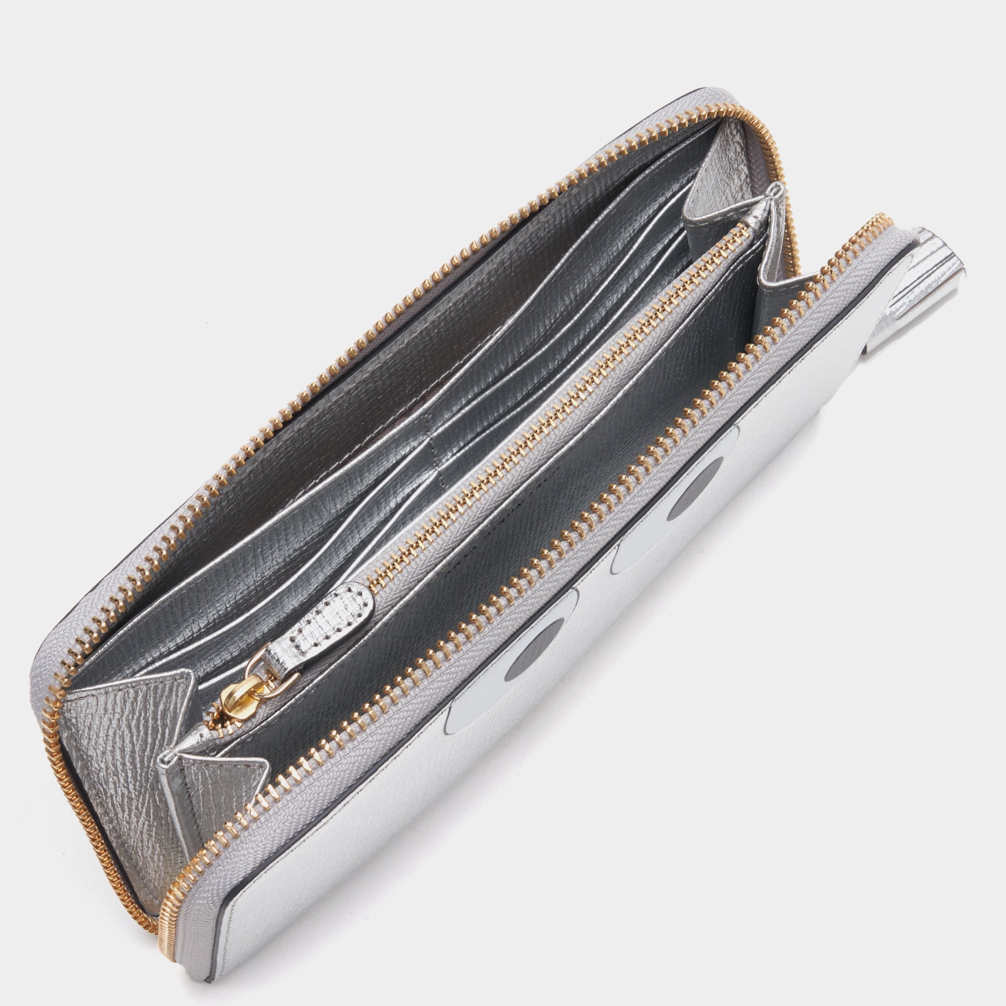 アイズ ラージ ジップ ウオレット -

                  
                    Capra in Silver -
                  

                  Anya Hindmarch JP
